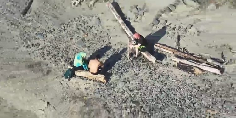 Buscaban una foto «dramática» y la marea los puso en primer plano (FOTO)