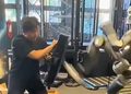 VIDEO: Así entrenan al robot humanoide chino que derribó a un humano en pelea en jaula