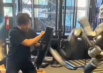 VIDEO: Así entrenan al robot humanoide chino que derribó a un humano en pelea en jaula