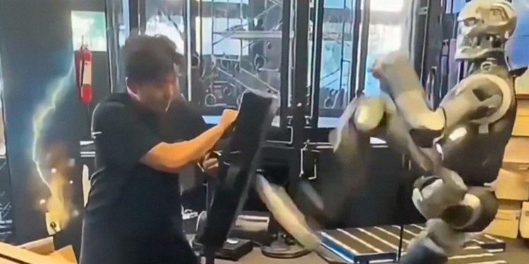 VIDEO: Así entrenan al robot humanoide chino que derribó a un humano en pelea en jaula
