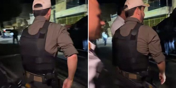 VIDEO: De la Espriella recorre las calles de una ciudad colombiana con una pistola al cinto