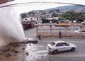 Enorme fuga de agua estalla en una carretera llena de conductores (VIDEO)