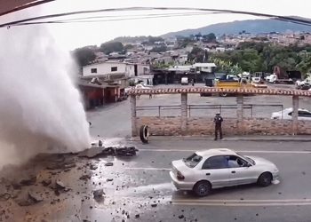 Enorme fuga de agua estalla en una carretera llena de conductores (VIDEO)
