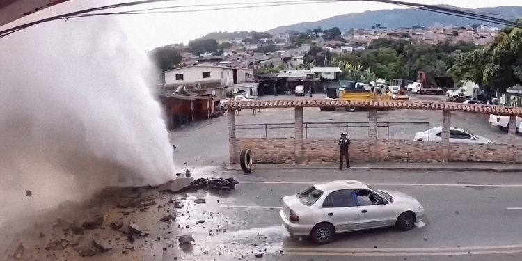 Enorme fuga de agua estalla en una carretera llena de conductores (VIDEO)