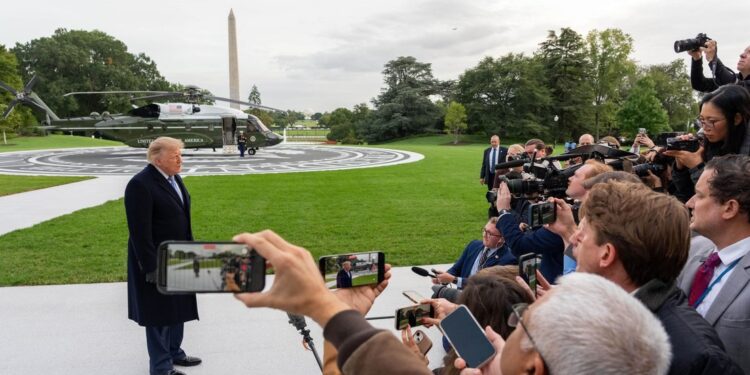 «Sin credibilidad»: Trump arremete contra CNN y MSNBC, en medio de la visita de Xi a EE.UU.