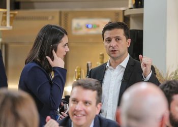 Exvocera de Zelenski denuncia persecución política y censura tras ser sancionada por Kiev