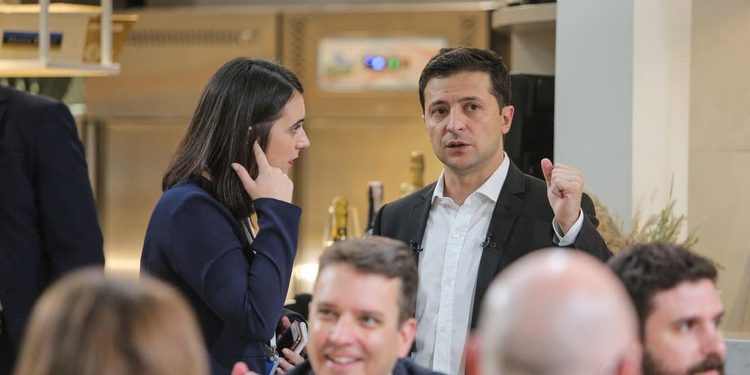 Exvocera de Zelenski denuncia persecución política y censura tras ser sancionada por Kiev