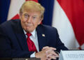 Trump defiende el veto a medios en la Casa Blanca y desafía el fallo judicial que le ordena restituir credenciales