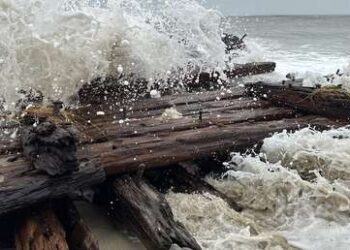 Feroz tormenta invernal en EE.UU. deja al descubierto restos de un histórico naufragio de 1884 en Nantucket