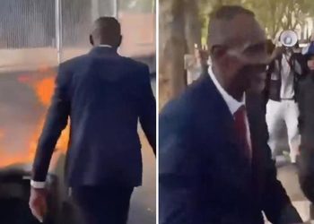 Polémica en Francia: alcalde aparece bailando junto a manifestantes con fuego de fondo (VIDEO)