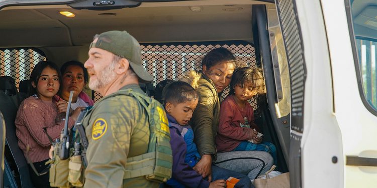 La Corte Suprema autoriza a Trump a continuar las deportaciones de migrantes a terceros países