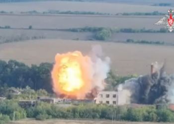 Tres VIDEOS ÉPICOS de cómo bombas pesadas rusas aniquilan posiciones ucranianas