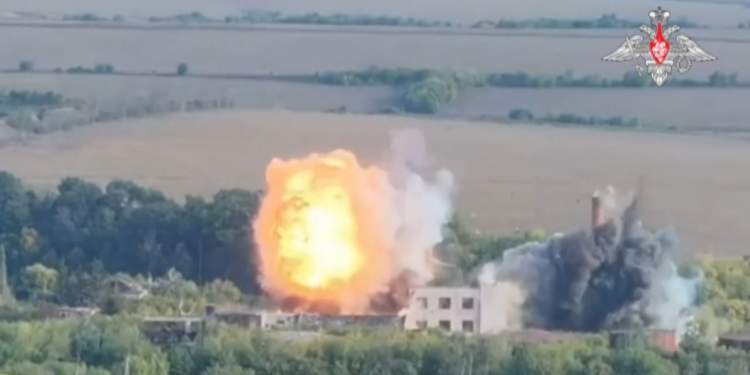 Tres VIDEOS ÉPICOS de cómo bombas pesadas rusas aniquilan posiciones ucranianas