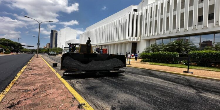 Alcaldía de Maracaibo avanza en fase final del asfaltado de la Av. 20 desde 5 de Julio hasta Maternidad Castillo Plaza