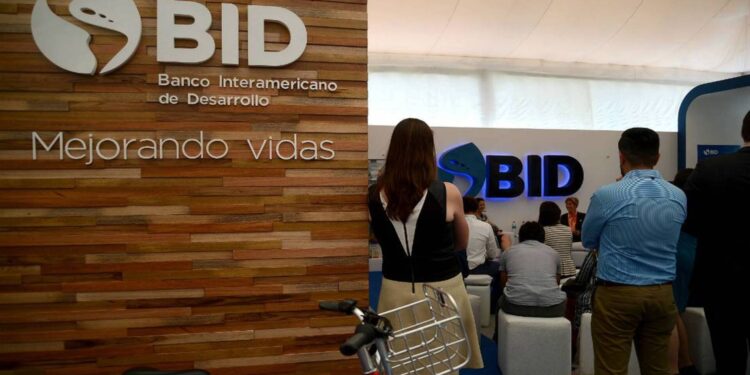 Propuesta de préstamo de 2.500 millones de dólares a Venezuela genera división interna en el BID