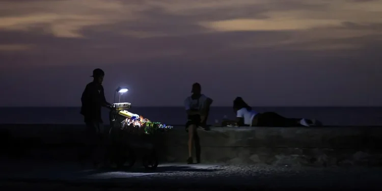 Cuba conecta todas las provincias a la red eléctrica tras el octavo apagón general del año
