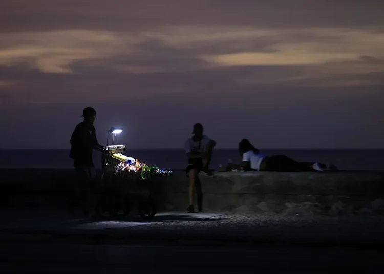 Cuba conecta todas las provincias a la red eléctrica tras el octavo apagón general del año