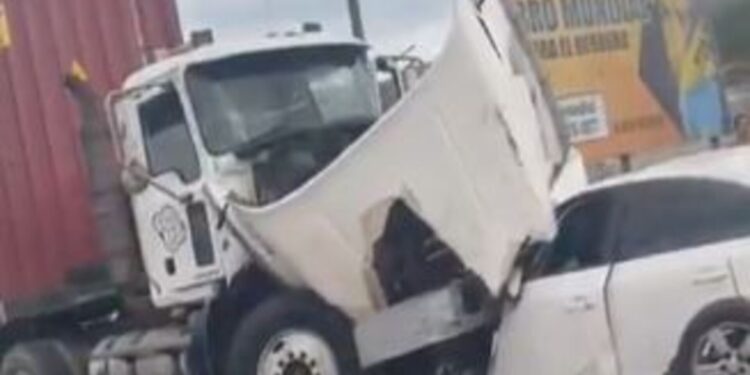 Choque múltiple en Caracas deja al menos tres fallecidos y 15 heridos (Video)