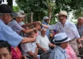 El presidente de Colombia dona su primer salario a dos hogares geriátricos afectados por el terremoto