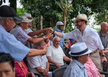 El presidente de Colombia dona su primer salario a dos hogares geriátricos afectados por el terremoto