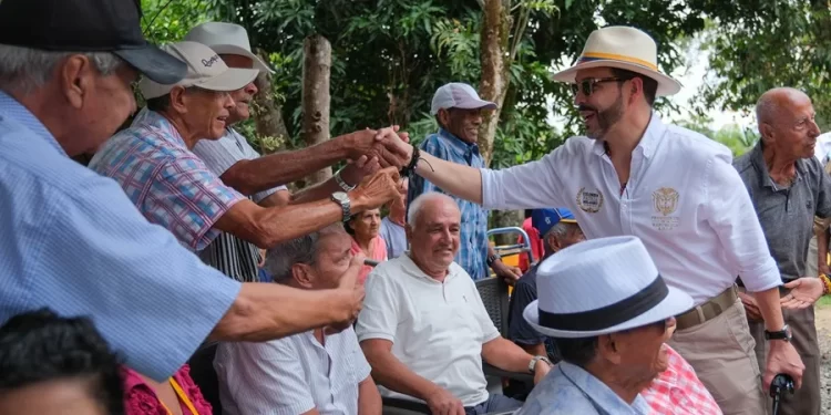 El presidente de Colombia dona su primer salario a dos hogares geriátricos afectados por el terremoto
