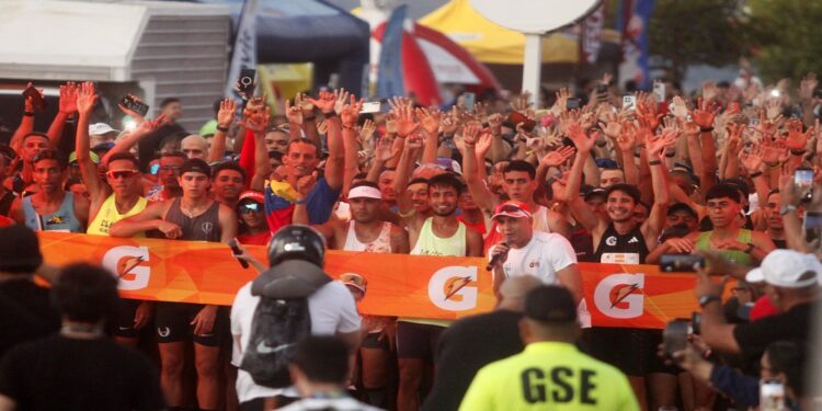 Una marea naranja de 2.500 corredores en la ciclovía revivió la carrera ‘Maracaibo Rock 10K’