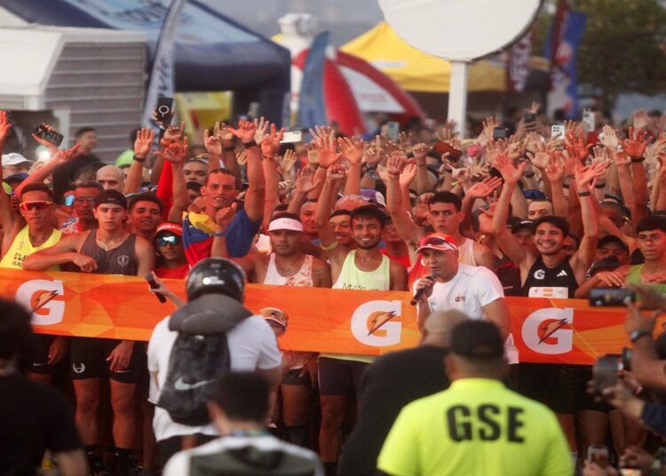 Una marea naranja de 2.500 corredores en la ciclovía revivió la carrera ‘Maracaibo Rock 10K’