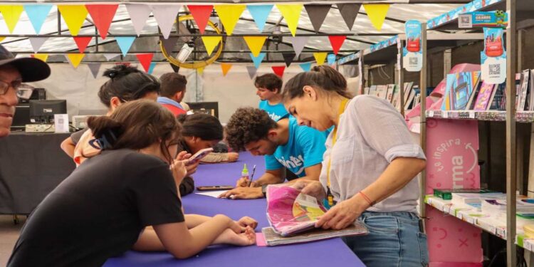 Familias marabinas aprovechan descuentos de la Feria Escolar realizada por la Alcaldía Bolivariana de Maracaibo