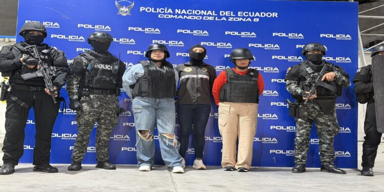 Ecuador recibe a la esposa e hija de alias ‘Fito’ tras su captura en Colombia