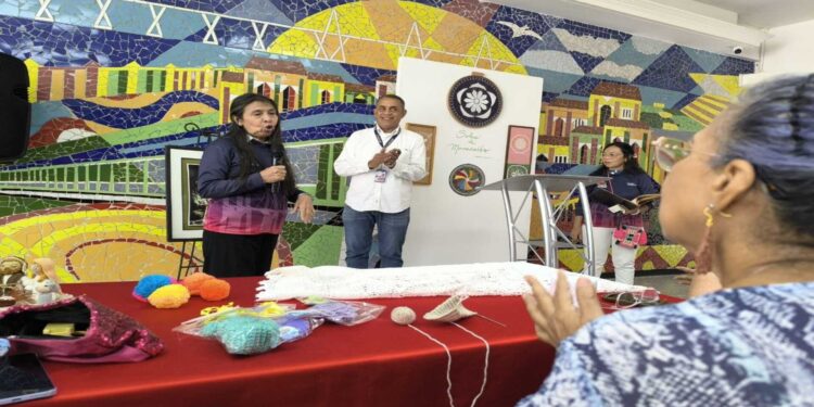 Dirección de Cultura marabina celebró el taller ‘Hablando de Maracaibo entre agujas e hilos’