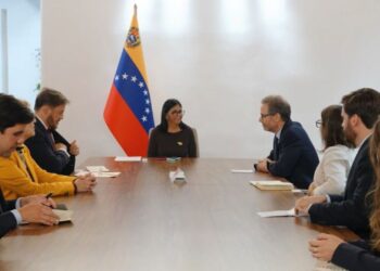 Mandataria Delcy Rodríguez recibe a representantes de Human Rights Watch