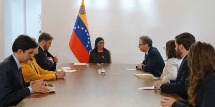 Mandataria Delcy Rodríguez recibe a representantes de Human Rights Watch