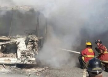 Encava queda en pérdida total tras incendiarse en la autopista Gran Mariscal de Ayacucho