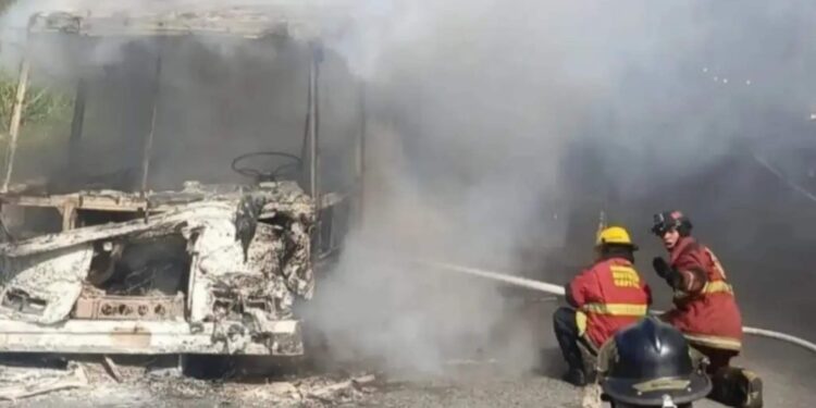 Encava queda en pérdida total tras incendiarse en la autopista Gran Mariscal de Ayacucho