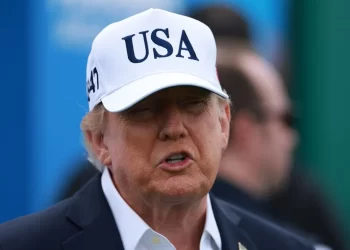 Trump dice que EE.UU. «saldrá» de Irán si no decide quedarse con su petróleo como en Venezuela