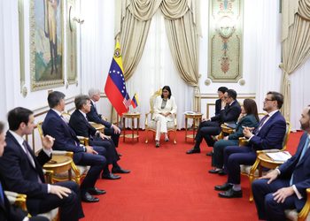 Encuentro en Miraflores: Delcy Rodríguez recibe a Chris Wright, secretario de Energía de EEUU
