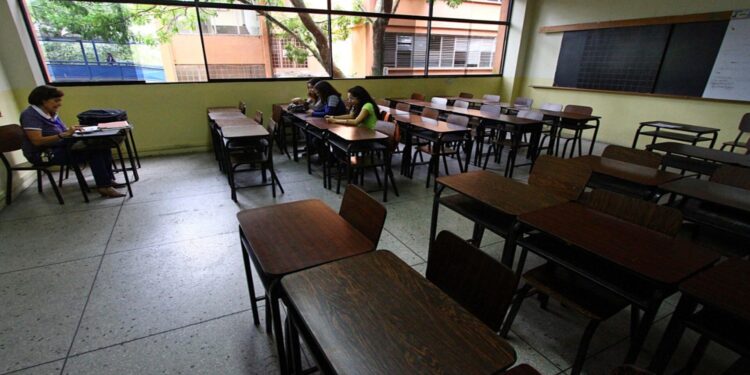 Fallas eléctricas en Venezuela obligan a docentes a solicitar reducción de la jornada escolar