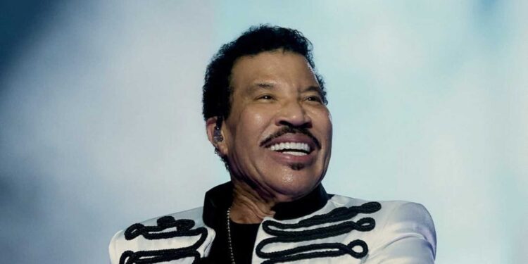 Dan el alta médica a Lionel Richie tras pasar tres días en cuidados intensivos para realizarse pruebas de corazón