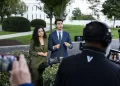 Periodistas de CNN, MS NOW y Politico entran en la Casa Blanca tras la orden del juez de cesar el veto de Trump