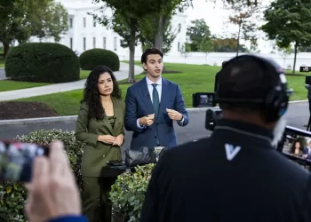 Periodistas de CNN, MS NOW y Politico entran en la Casa Blanca tras la orden del juez de cesar el veto de Trump