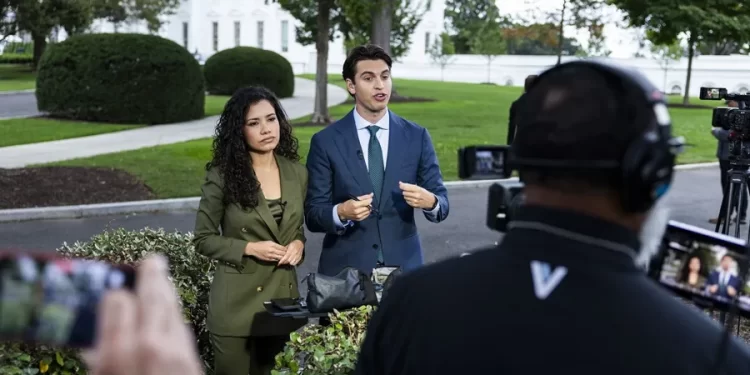 Periodistas de CNN, MS NOW y Politico entran en la Casa Blanca tras la orden del juez de cesar el veto de Trump
