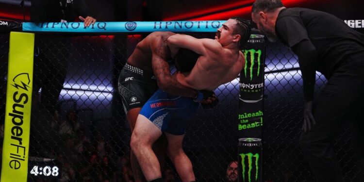 Combate sin precedentes: policía y exconvicto se enfrentan en la UFC con un desenlace sorprendente (Video)
