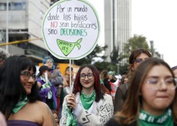 Bogotá realiza masiva movilización en defensa del aborto libre