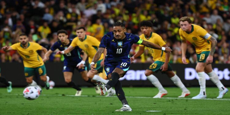 Raphinha regresa a Barcelona tras presentar una leve lesión en el muslo derecho