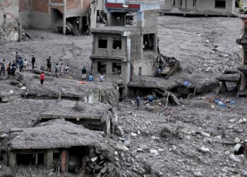 El número de muertos por la riada en Nepal y China supera los 1.000