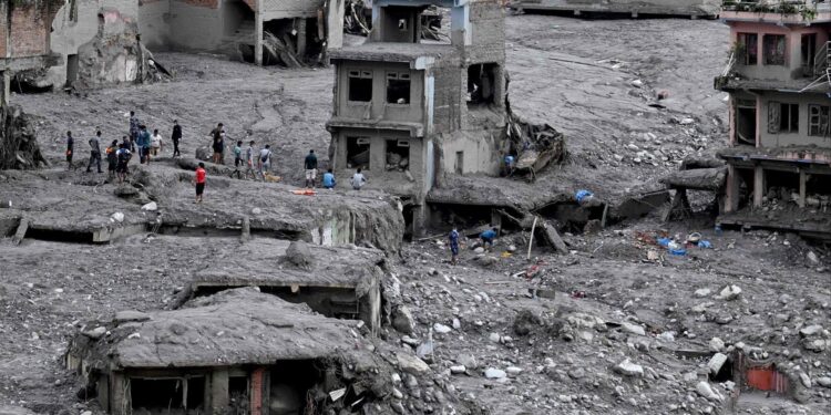 El número de muertos por la riada en Nepal y China supera los 1.000