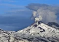 Alerta en el sur de Chile: Explosión en el complejo volcánico Nevados de Chillán genera columna de humo de 900 metros