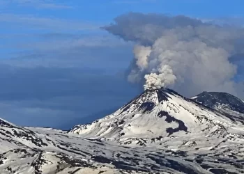 Alerta en el sur de Chile: Explosión en el complejo volcánico Nevados de Chillán genera columna de humo de 900 metros