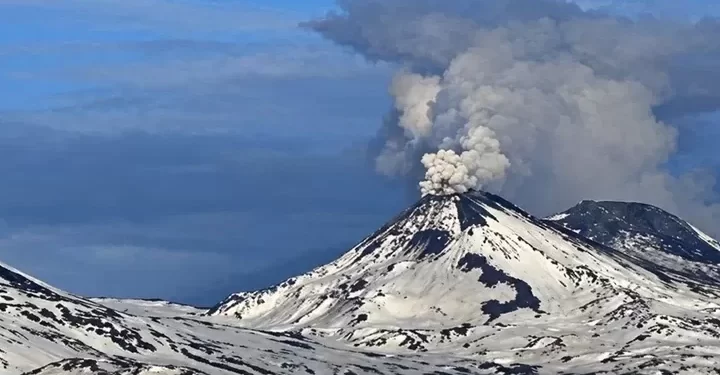 Alerta en el sur de Chile: Explosión en el complejo volcánico Nevados de Chillán genera columna de humo de 900 metros