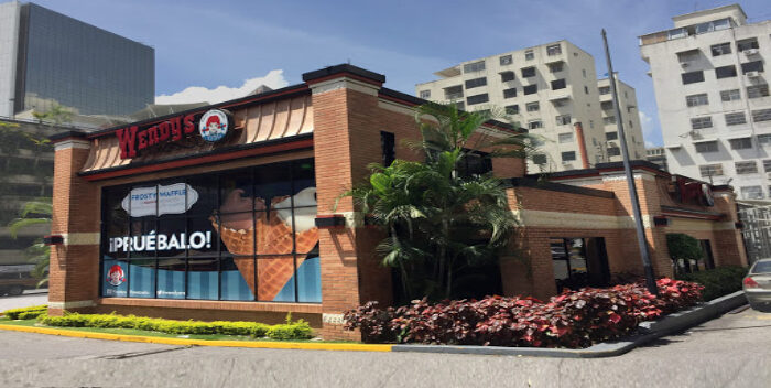 La crisis de Wendy’s en EE.UU.: Franquiciado clave se declara en quiebra y pone en jaque a más de 300 restaurantes